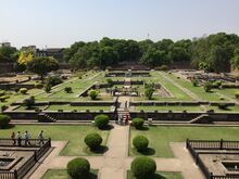चित्र:View of garden.jpg
