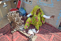 चित्र:Pakistani Weaver.JPG